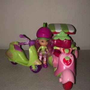 2008 Hasbro Strawberry Shortcake Charlotte To Go Scooter With Doll and Vespa